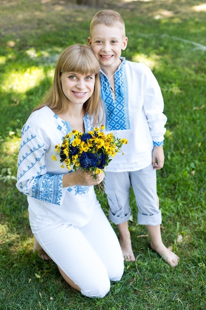 Uma mãe e um filho com um buquê de flores