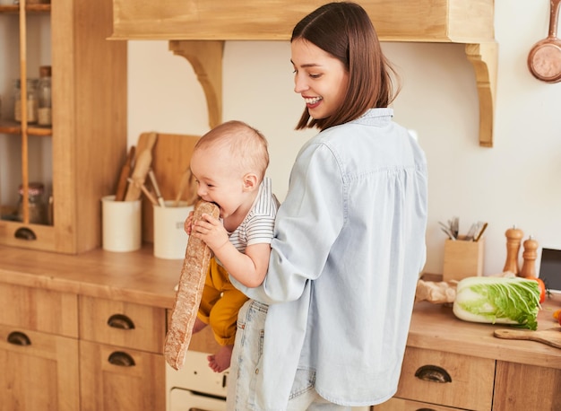 Uma mãe e um menino estão se divertindo na cozinha