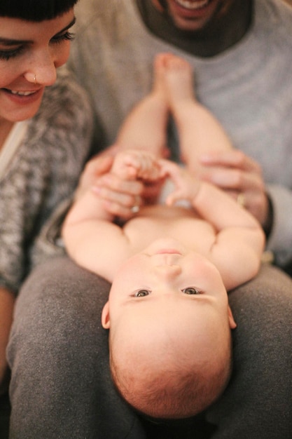 Uma mãe e um pai com seu bebê pequeno