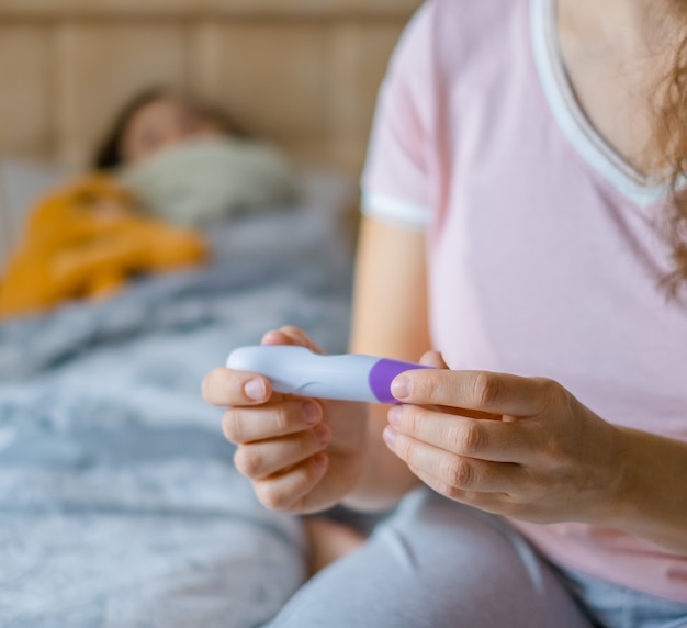 Uma mãe mede o temperamento de seu filho pequeno