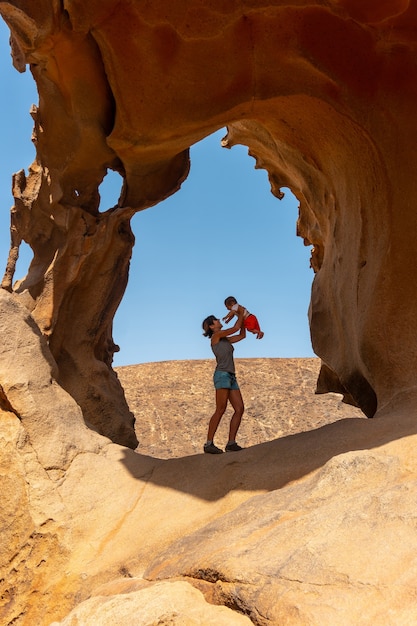 Uma mãe se divertindo com seu bebê no Mirador de la Peñitas no Canyon Peñitas, Fuerteventura, Ilhas Canárias. Espanha