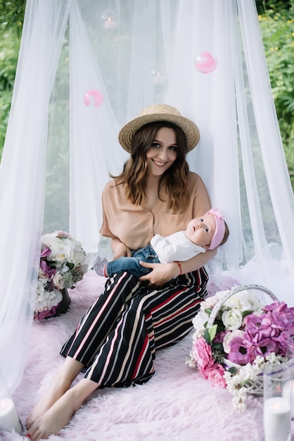 Uma mãe smilling segura seu filho nas mãos