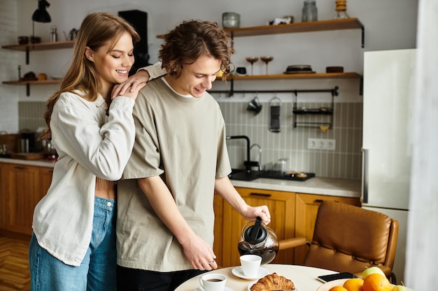 Uma manhã aconchegante juntos a desfrutar de café e bolos numa cozinha doméstica moderna.