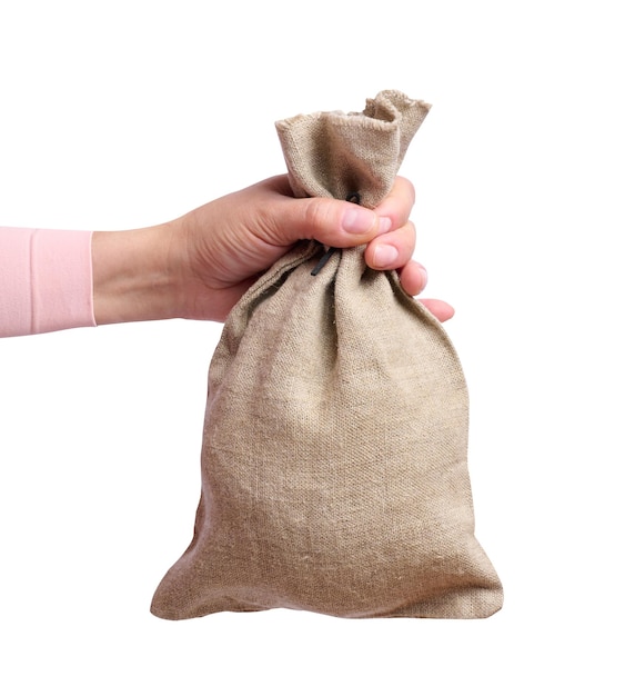 Foto uma mão de mulher segura um saco de lona em um fundo branco o conceito de uma ajuda de subsídio