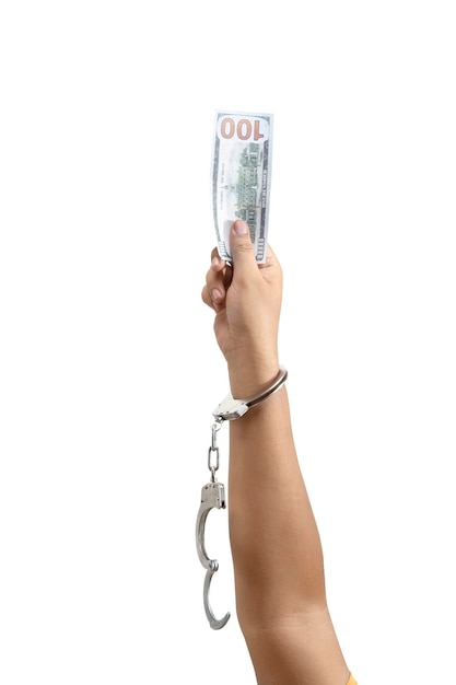 Uma mão humana algemada segurando dinheiro isolado sobre um fundo branco