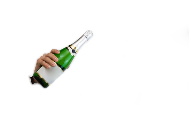 Uma mão segura uma garrafa de champanhe em um fundo branco