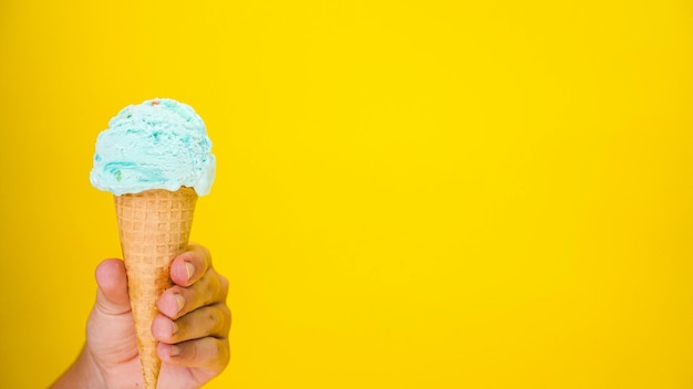 uma mão segurando um cone de sorvete com a palavra sorvete nele