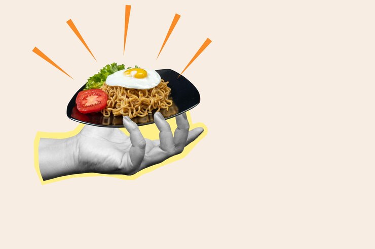 Foto uma mão segurando um prato de comida com macarrão um ovo e um tomate