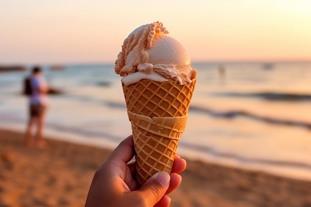 Uma mão segurando uma casquinha de sorvete de baunilha em uma praia