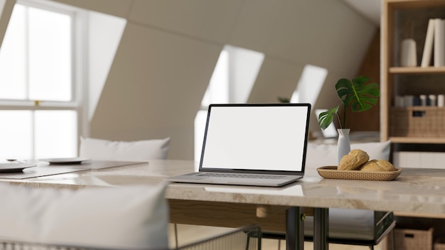 Uma maquete de laptop em uma mesa de jantar de luxo na moderna sala de jantar brilhante