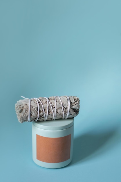uma maquete de um copo de vela com tampa e um rótulo cor de sálvia