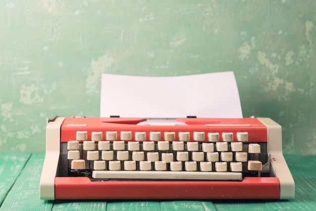 Uma máquina de escrever em uma mesa