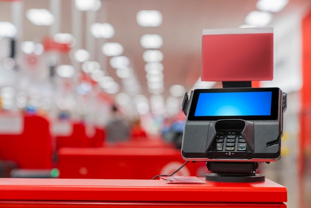 Uma máquina pos na área de checkout self-service do woolworths supermarket com fundo desfocado