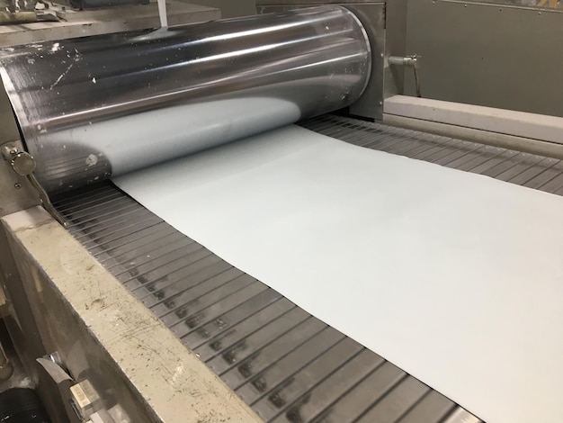 Uma máquina que está sendo usada para cortar papel.