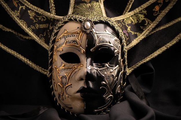 Uma máscara de carnaval veneziano close-up. Símbolo do Carnaval de Veneza