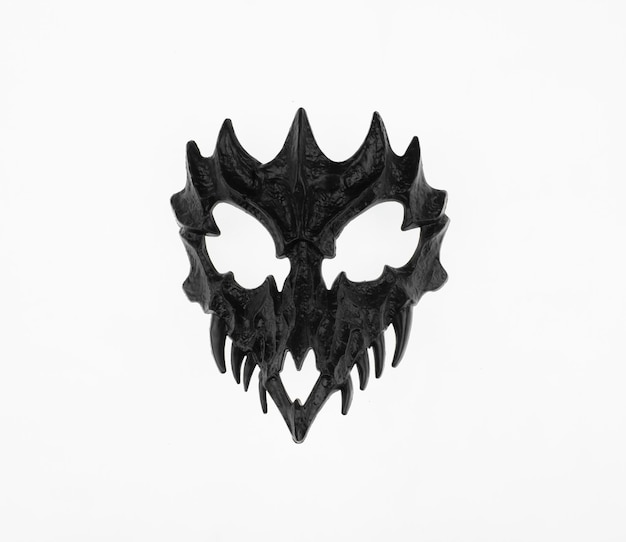 Uma máscara de caveira preta com a palavra morte