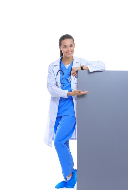 Uma médica com um outdoor em branco Mulher médica