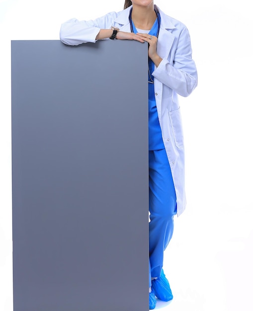 Uma médica com um outdoor em branco Mulher médica