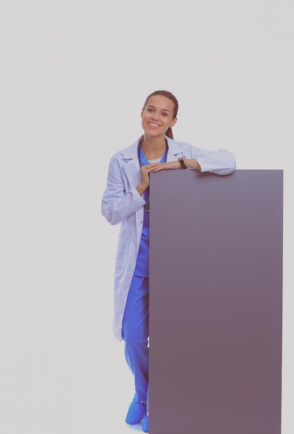 Uma médica com um outdoor em branco Mulher médica