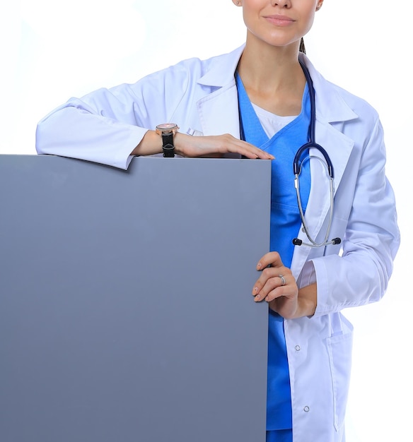 Uma médica com um outdoor em branco Mulher médica