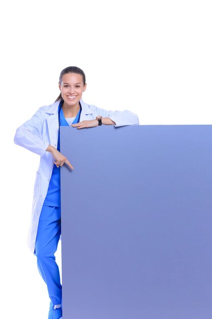 Uma médica com um outdoor em branco Mulher médica