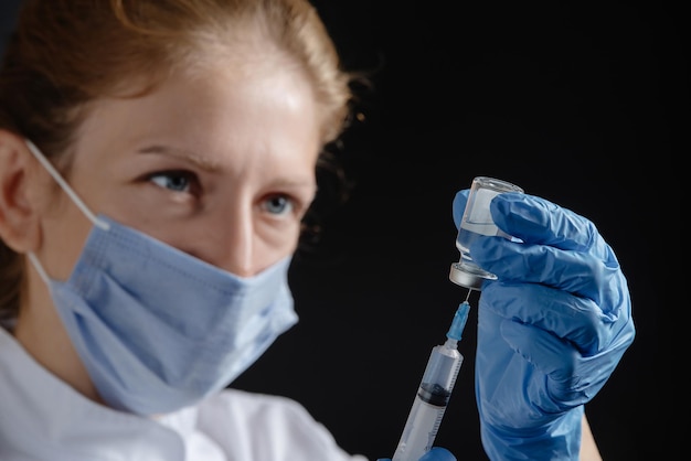 Foto uma médica desenha uma vacina ou medicamento em uma seringa a enfermeira desenha a vacina contra a gripe