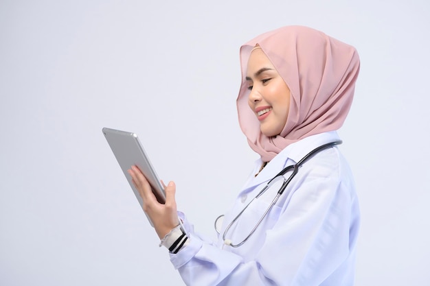 Uma médica muçulmana com hijab sobre estúdio de fundo branco