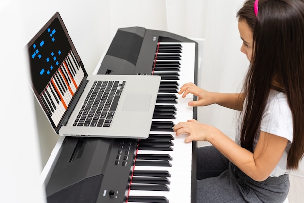 Aprenda a tocar piano, Aprenda com lições de piano online