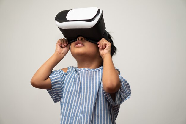 Foto uma menina asiática com fone de ouvido de realidade virtual é emocionante para uma nova experiência.