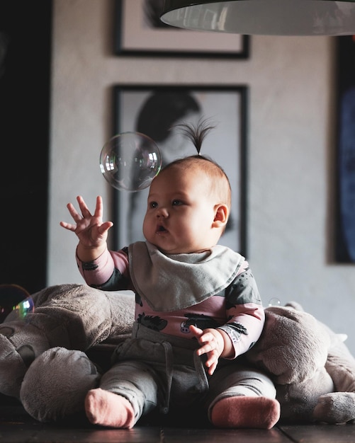 Uma menina bonita a brincar em casa.