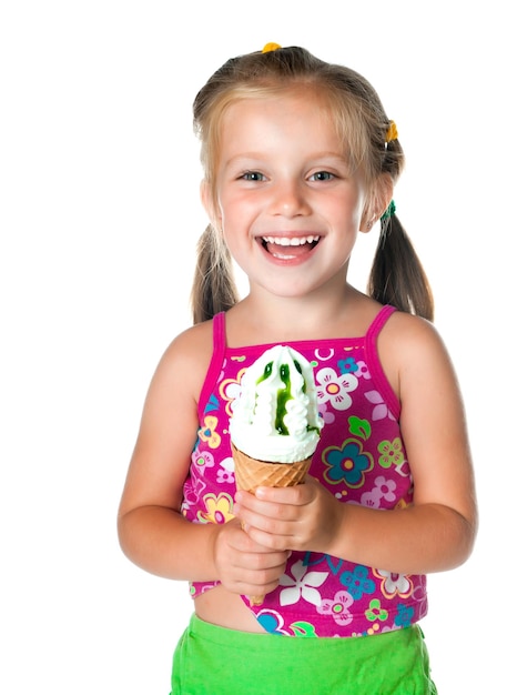 Uma menina bonita a comer gelado.