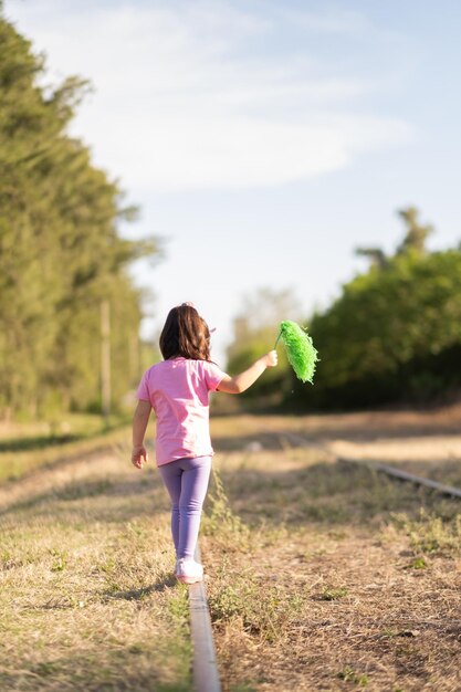 Foto uma menina bonita a divertir-se ao ar livre.