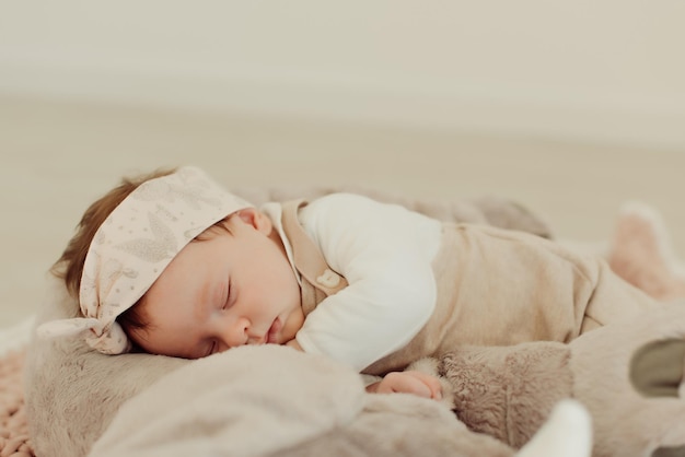 Uma menina bonita a dormir na cama em casa.