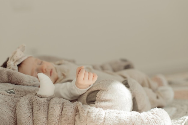 Uma menina bonita a dormir na cama em casa.