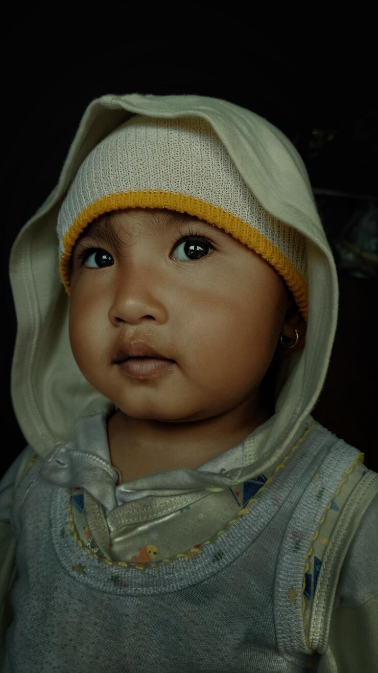 Foto uma menina bonita contra um fundo preto.