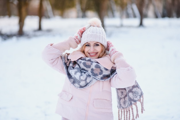 Uma menina bonita no fundo do inverno