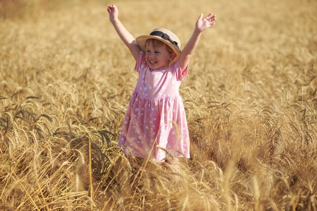 Uma menina bonitinha em um campo de trigo