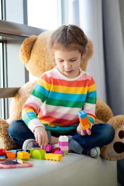 Uma menina bonitinha joga conjunto de construção Desenvolvimento da infância