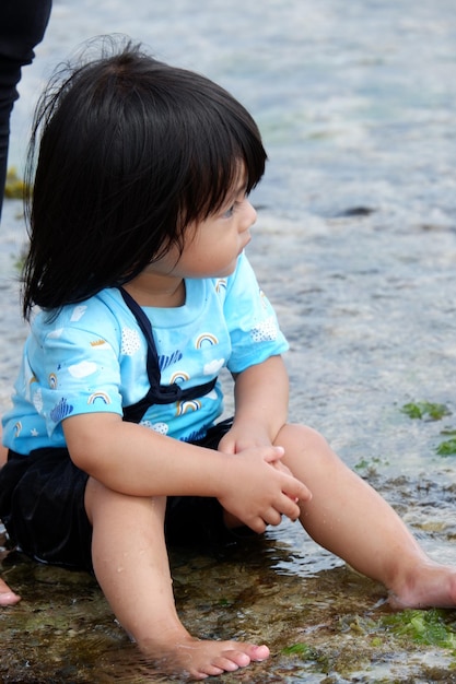 Uma menina brincando na praia