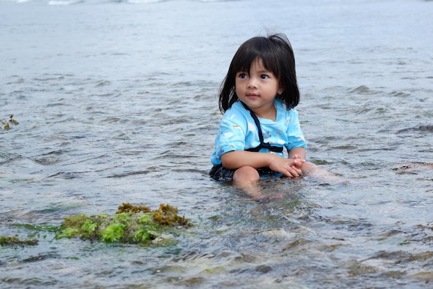 Uma menina brincando na praia