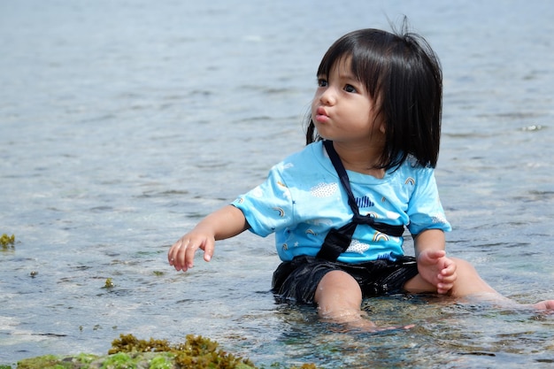 Uma menina brincando na praia