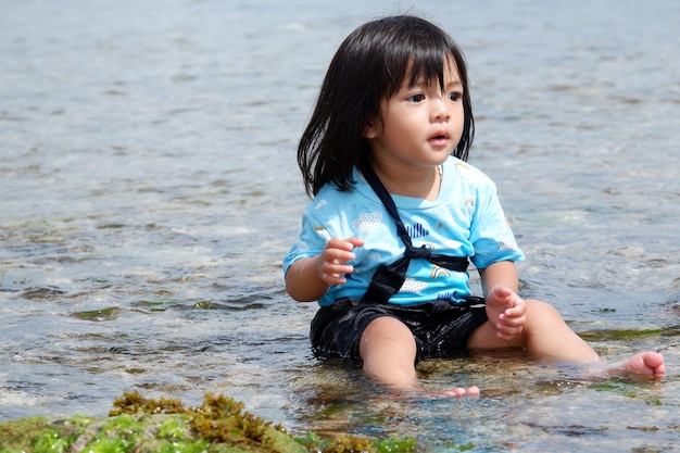 Uma menina brincando na praia