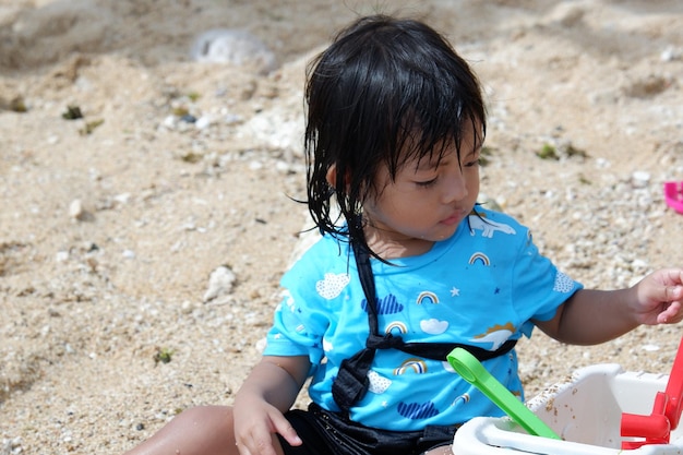 Uma menina brincando na praia