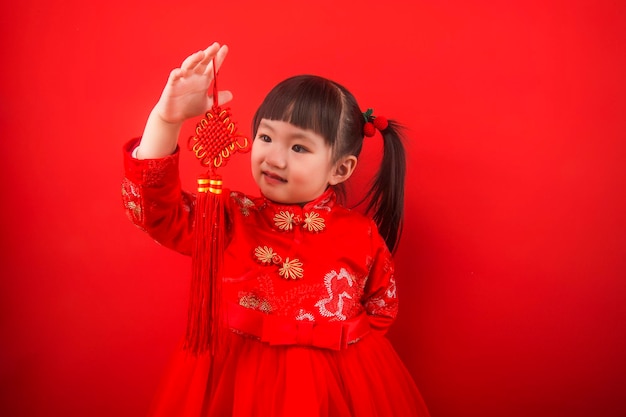 Uma menina celebra o ano novo chinês com um nó chinês