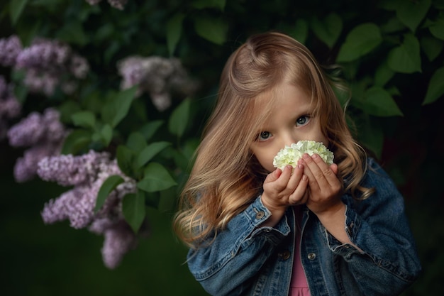 Uma menina cheira as flores