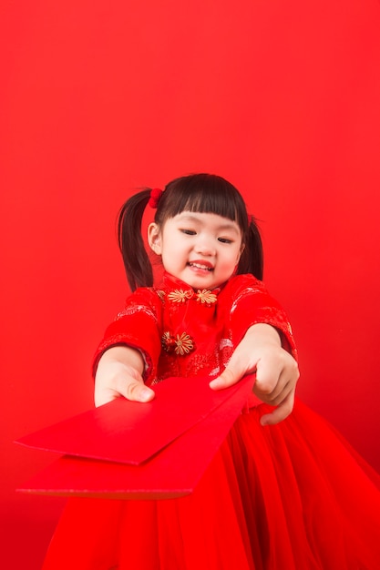 Uma menina chinesa celebra o ano novo chinês com um envelope vermelho