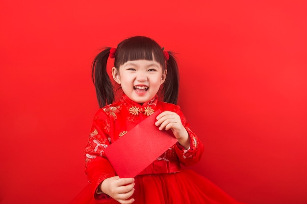 Uma menina chinesa celebra o ano novo chinês com um envelope vermelho