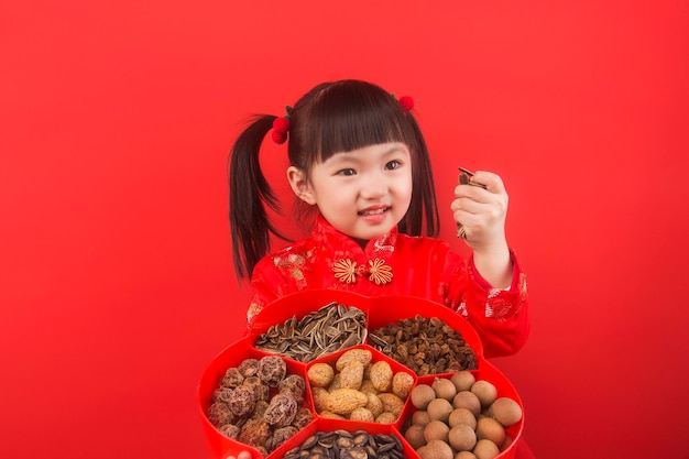 Uma menina chinesa dá as boas-vindas ao Festival da Primavera