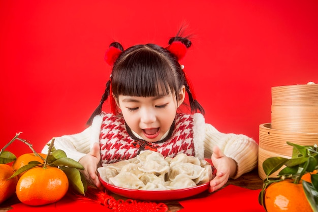 Uma menina chinesa está feliz em receber o Festival da Primavera