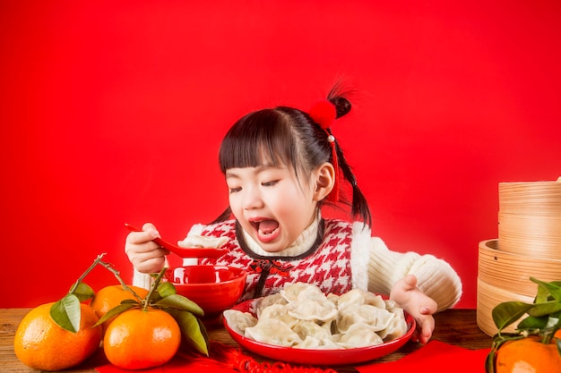 Uma menina chinesa está feliz em receber o Festival da Primavera